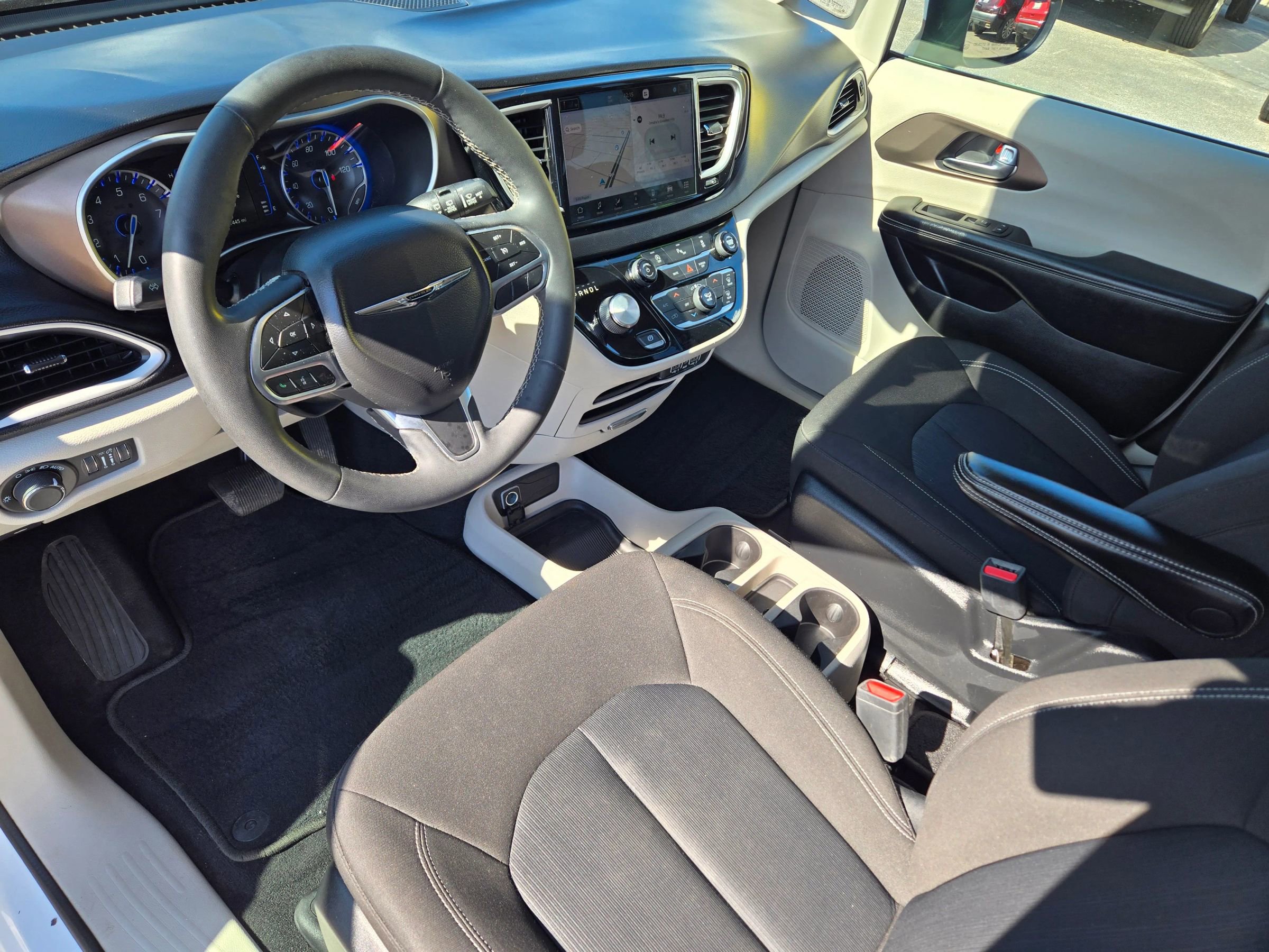 Used 2022 Chrysler Voyager LX image 30