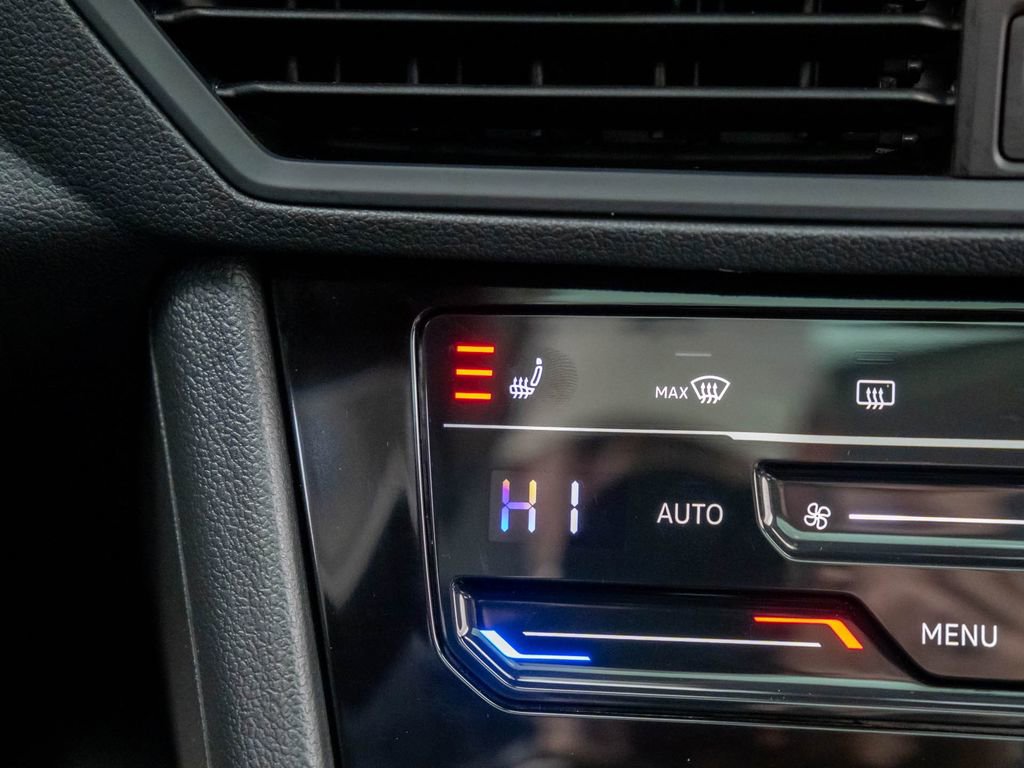 Used 2025 Volkswagen Jetta SE image 18