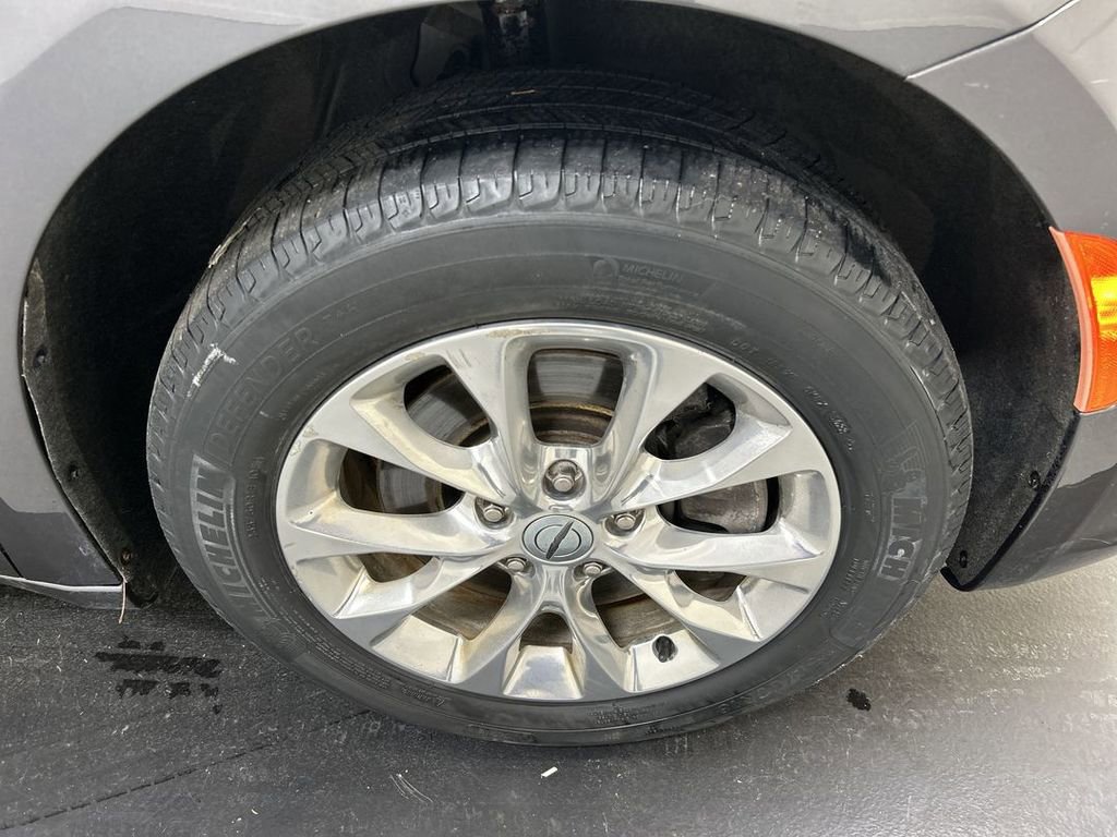 Used 2021 Chrysler Pacifica Touring-L image 8