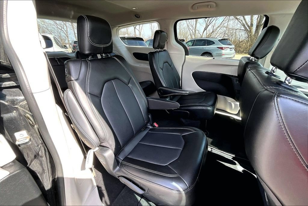 Used 2024 Chrysler Pacifica Touring-L FWD image 37