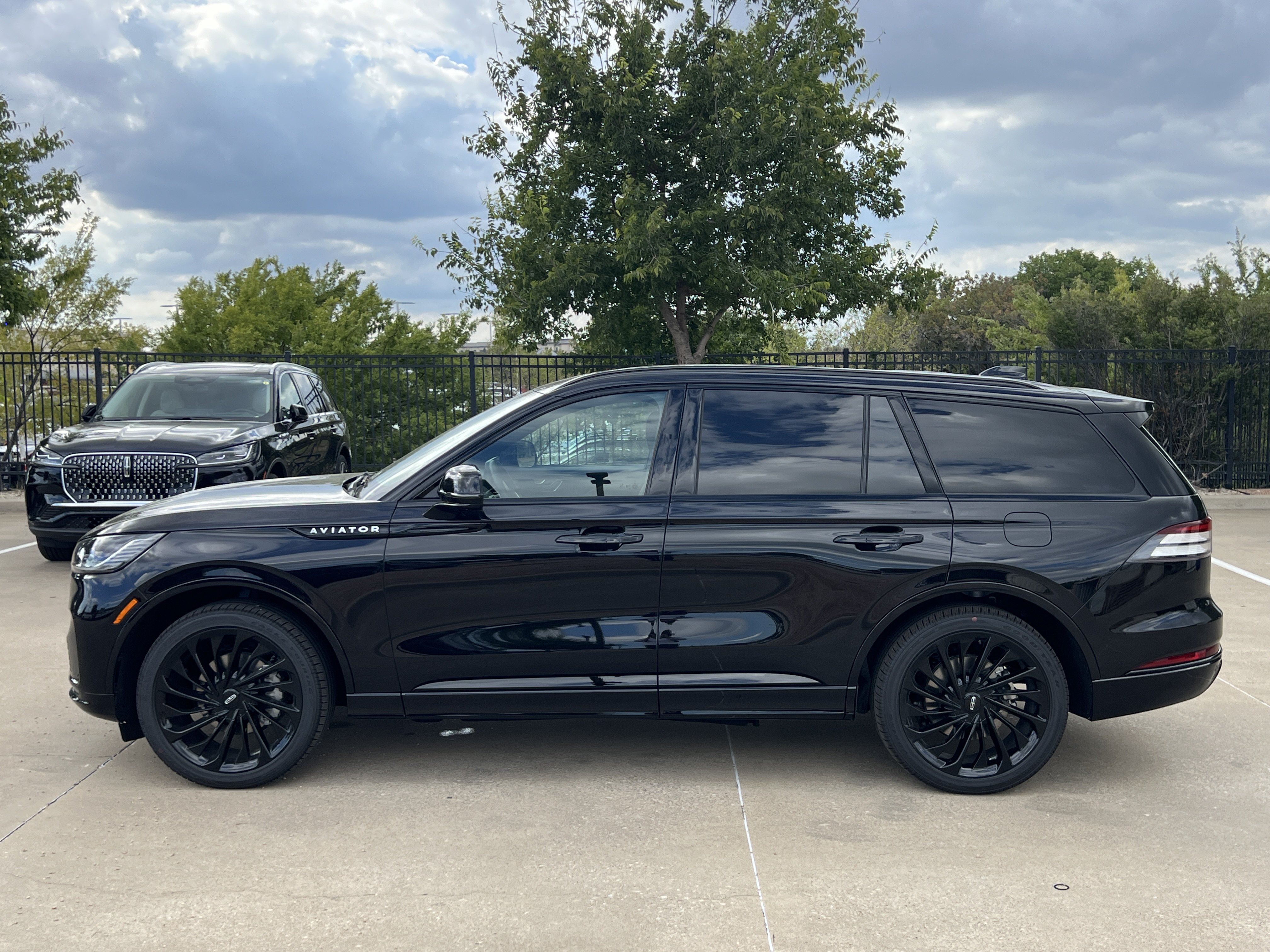 New 2026 Lincoln Aviator Reserve w/ Jet Appearance Package RWD image 4