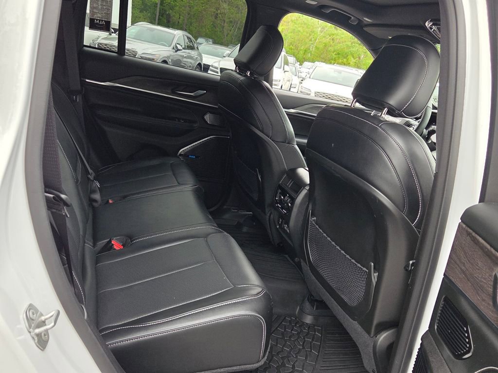 Used 2023 Jeep Grand Cherokee Overland AWD/4WD image 14