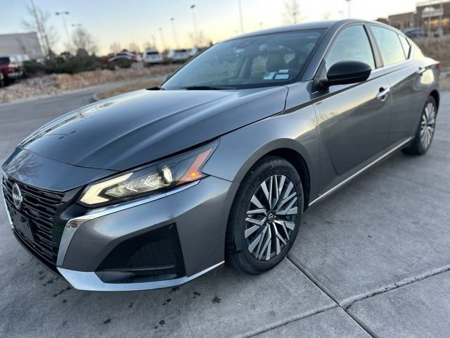 Used 2024 Nissan Altima 2.5 SV image 3