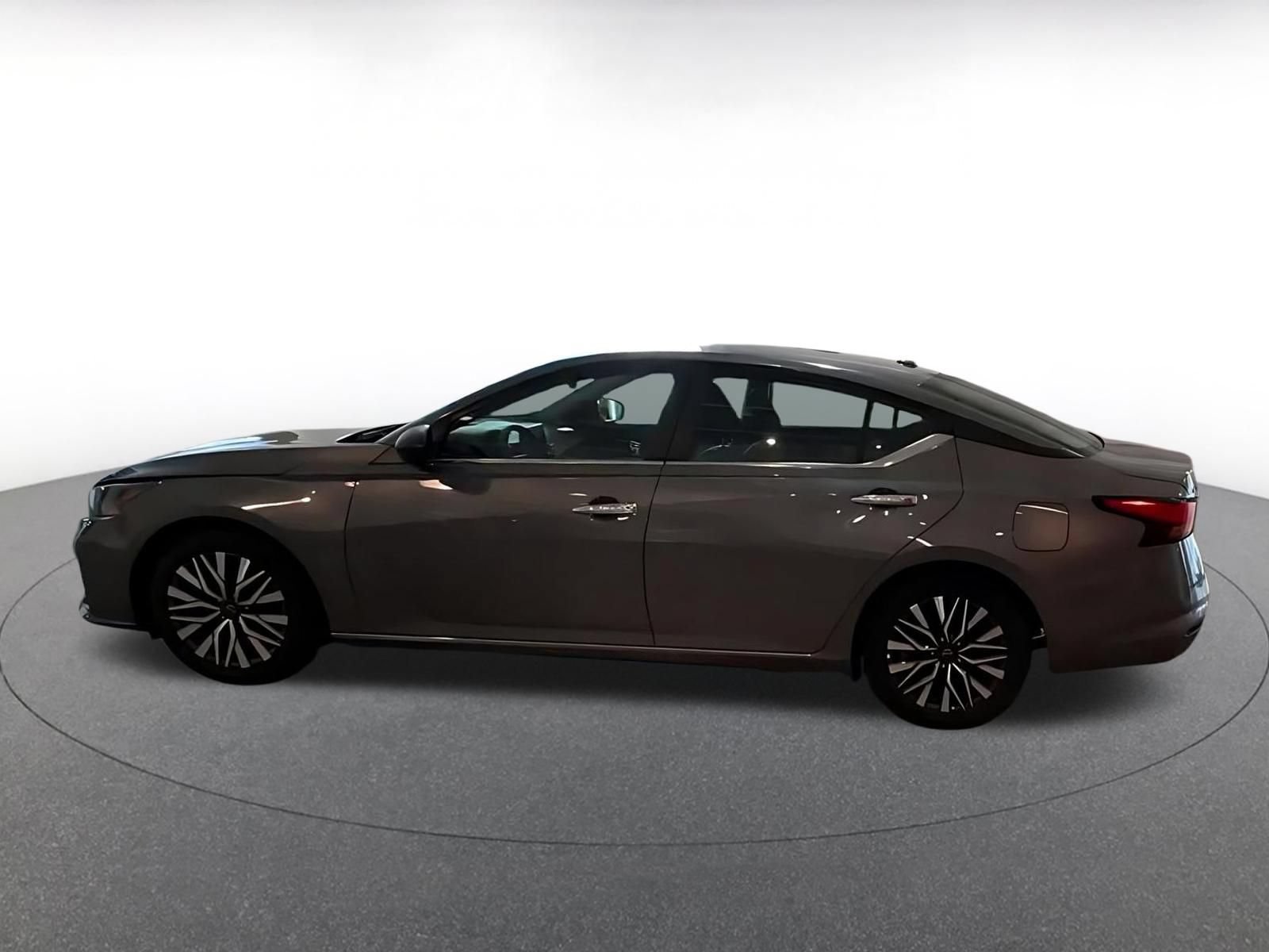 Used 2025 Nissan Altima 2.5 SV FWD image 7