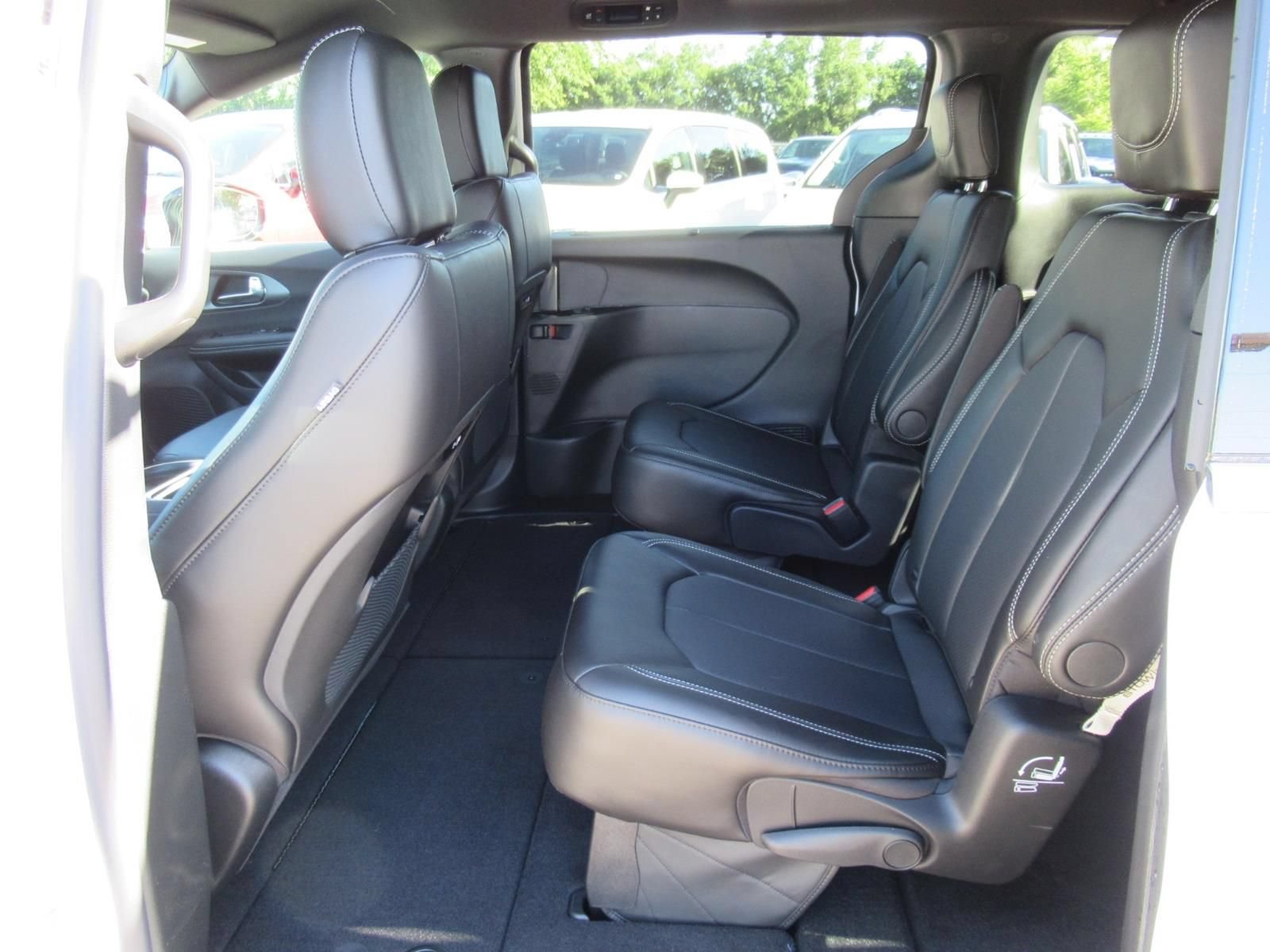 New 2027 Chrysler Pacifica Select FWD image 31