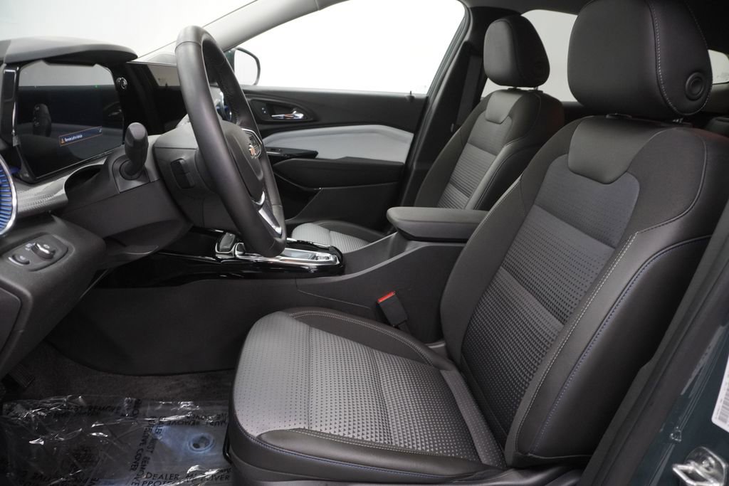 Used 2025 Chevrolet Trax LT w/ LT Convenience Package FWD image 16