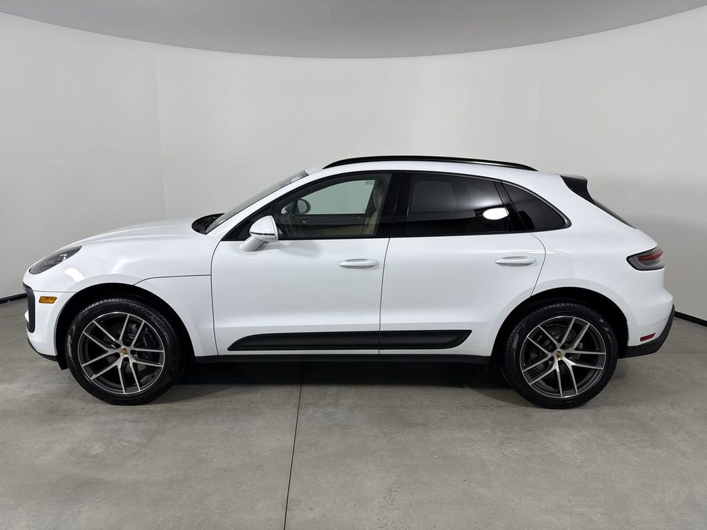 Certified 2025 Porsche Macan image 2