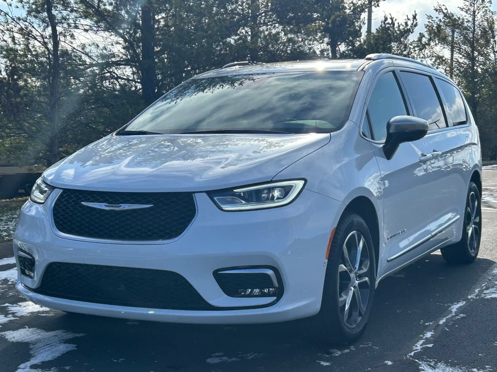 New 2025 Chrysler Pacifica Pinnacle w/ Trailer Tow Group AWD/4WD image 3