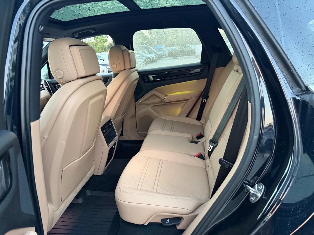 Used 2023 Porsche Cayenne Platinum Edition AWD/4WD image 12