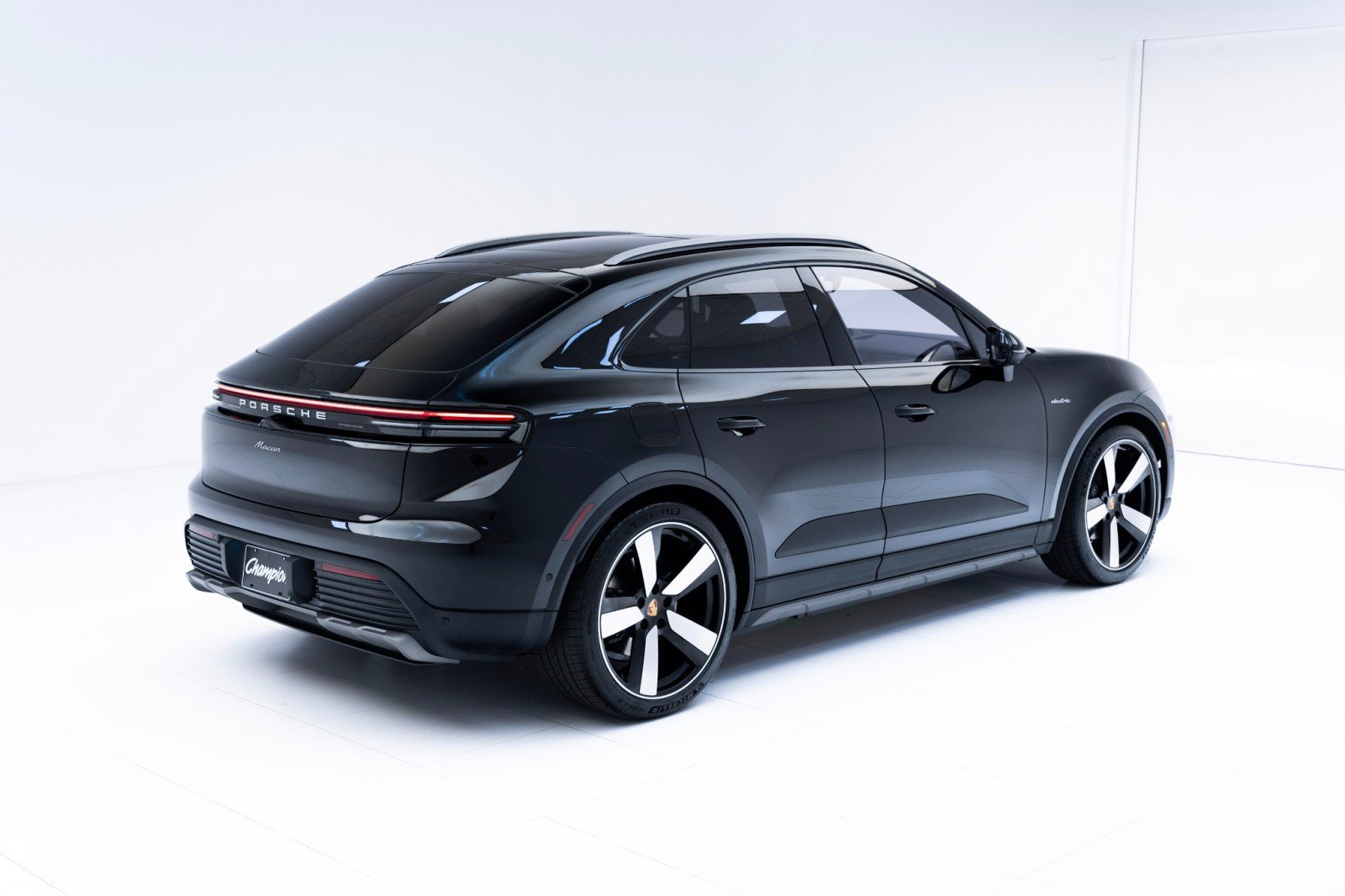 Certified 2025 Porsche Macan Electric image 9