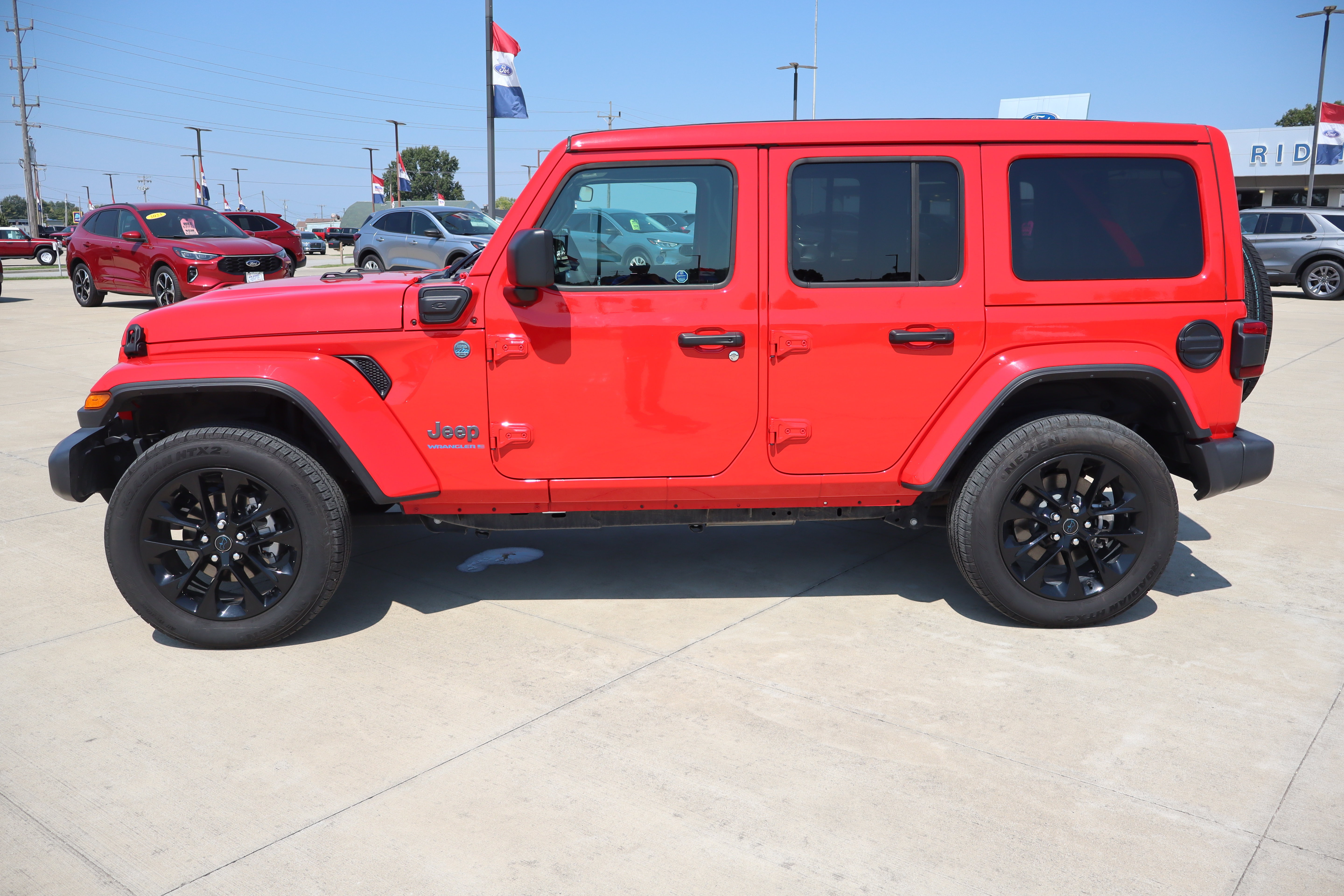 Used 2025 Jeep Wrangler Unlimited Sahara w/ Safety Group AWD/4WD image 8