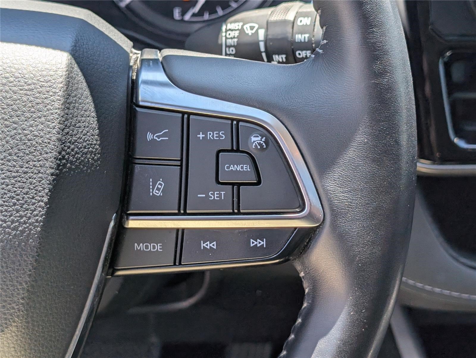 Used 2020 Toyota Highlander XLE AWD/4WD image 25