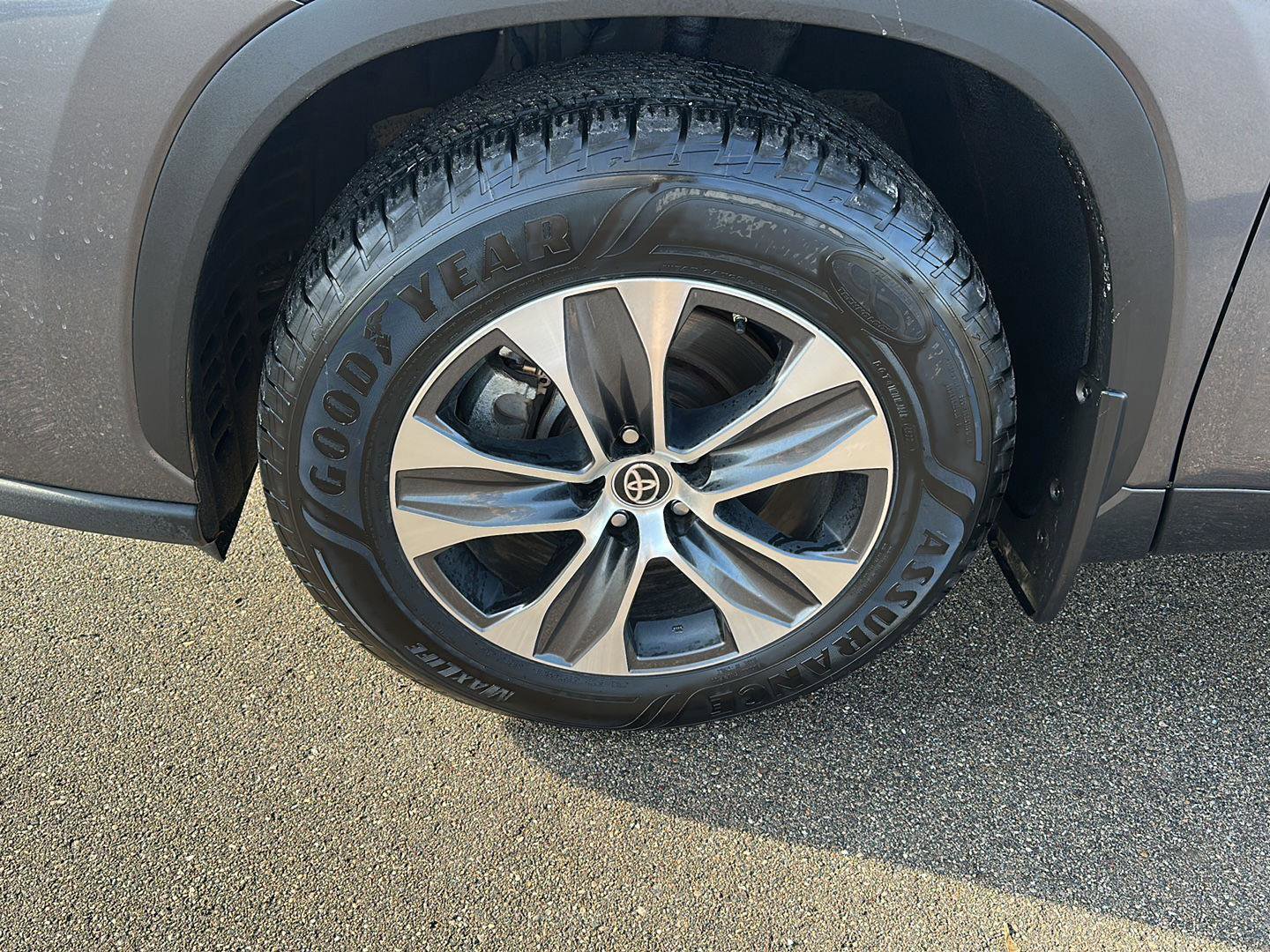 Used 2021 Toyota Highlander XLE image 3