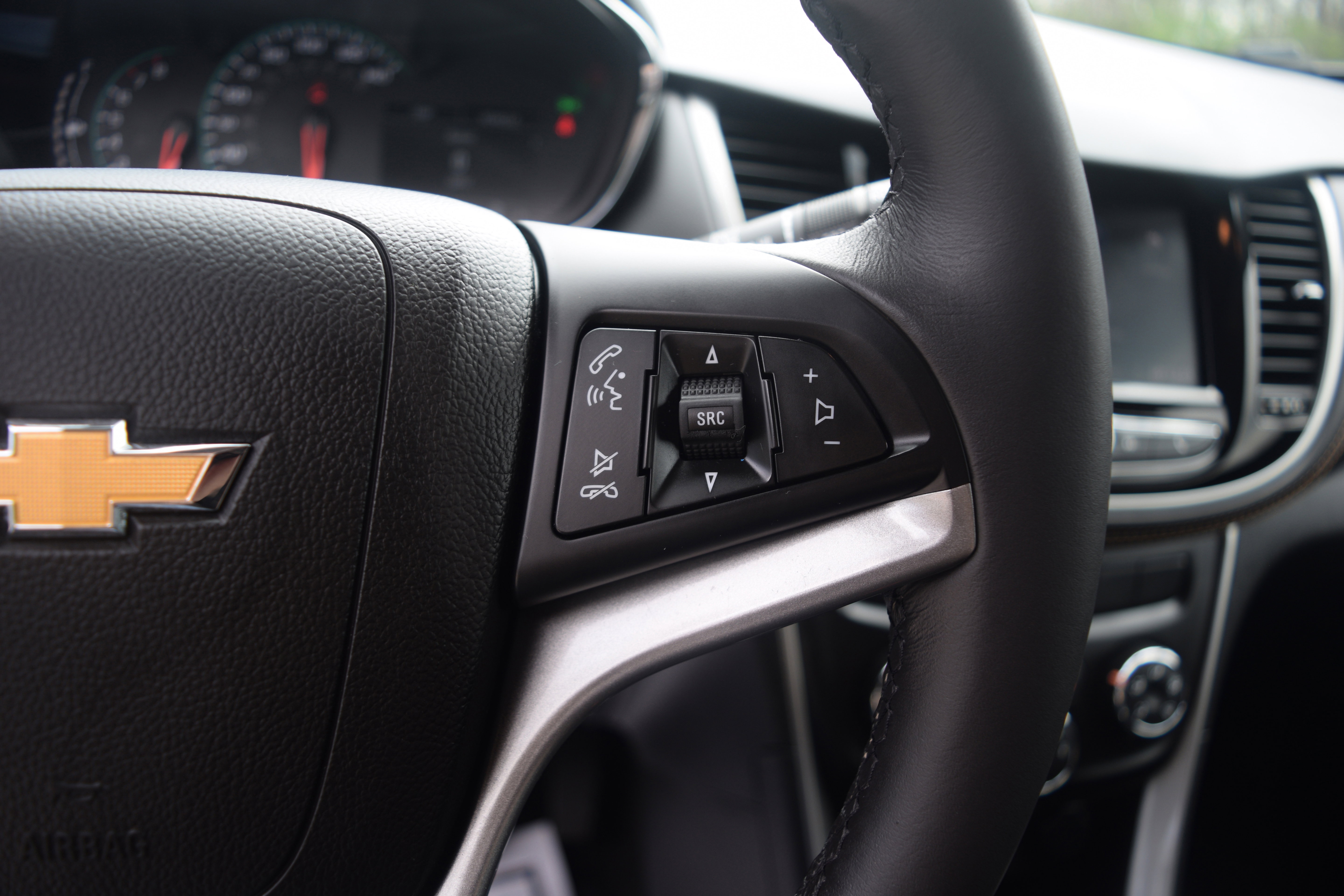 Used 2022 Chevrolet Trax LT w/ Midnight Edition image 5