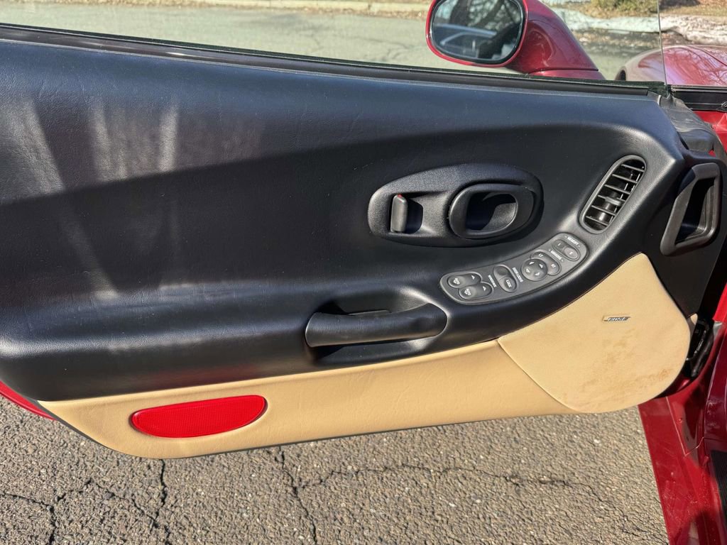 Used 2004 Chevrolet Corvette Coupe w/ Roof Package image 12