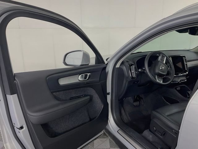 Certified 2025 Volvo XC40 B5 Core AWD/4WD image 21