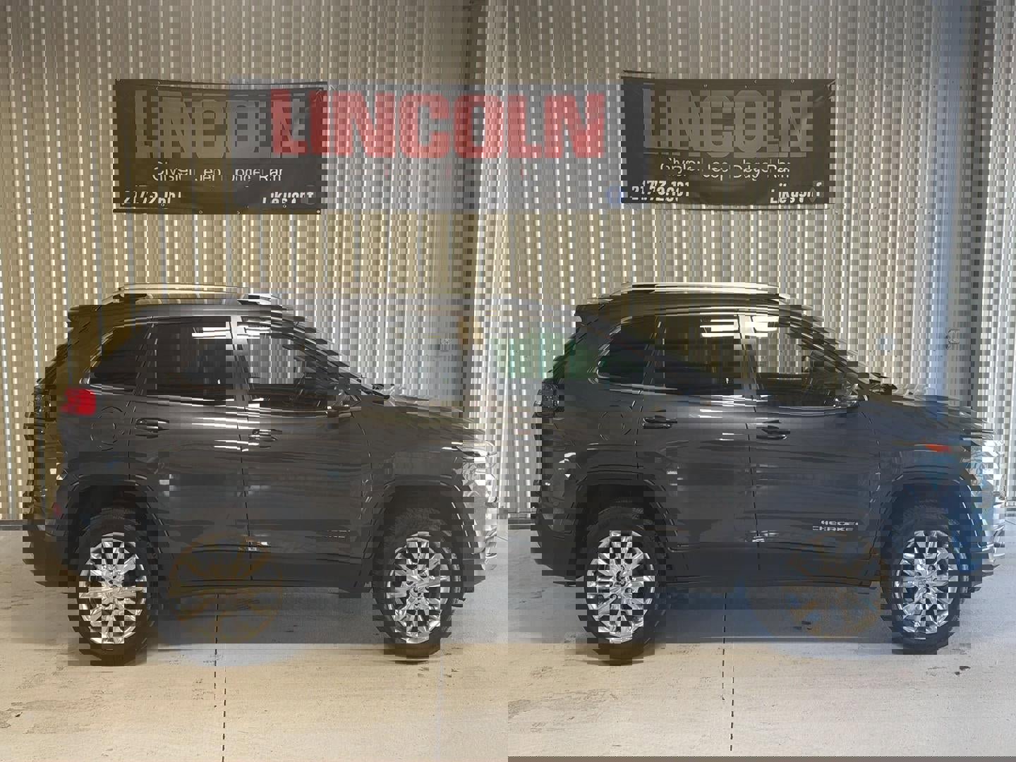 Used 2017 Jeep Cherokee Limited image 5