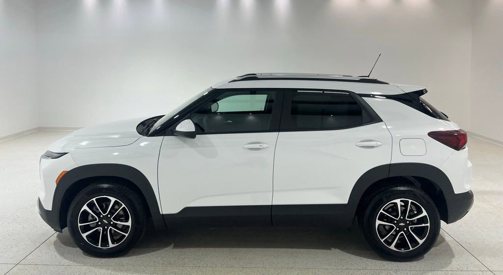 Used 2025 Chevrolet TrailBlazer LT w/ Driver Confidence Package FWD image 2