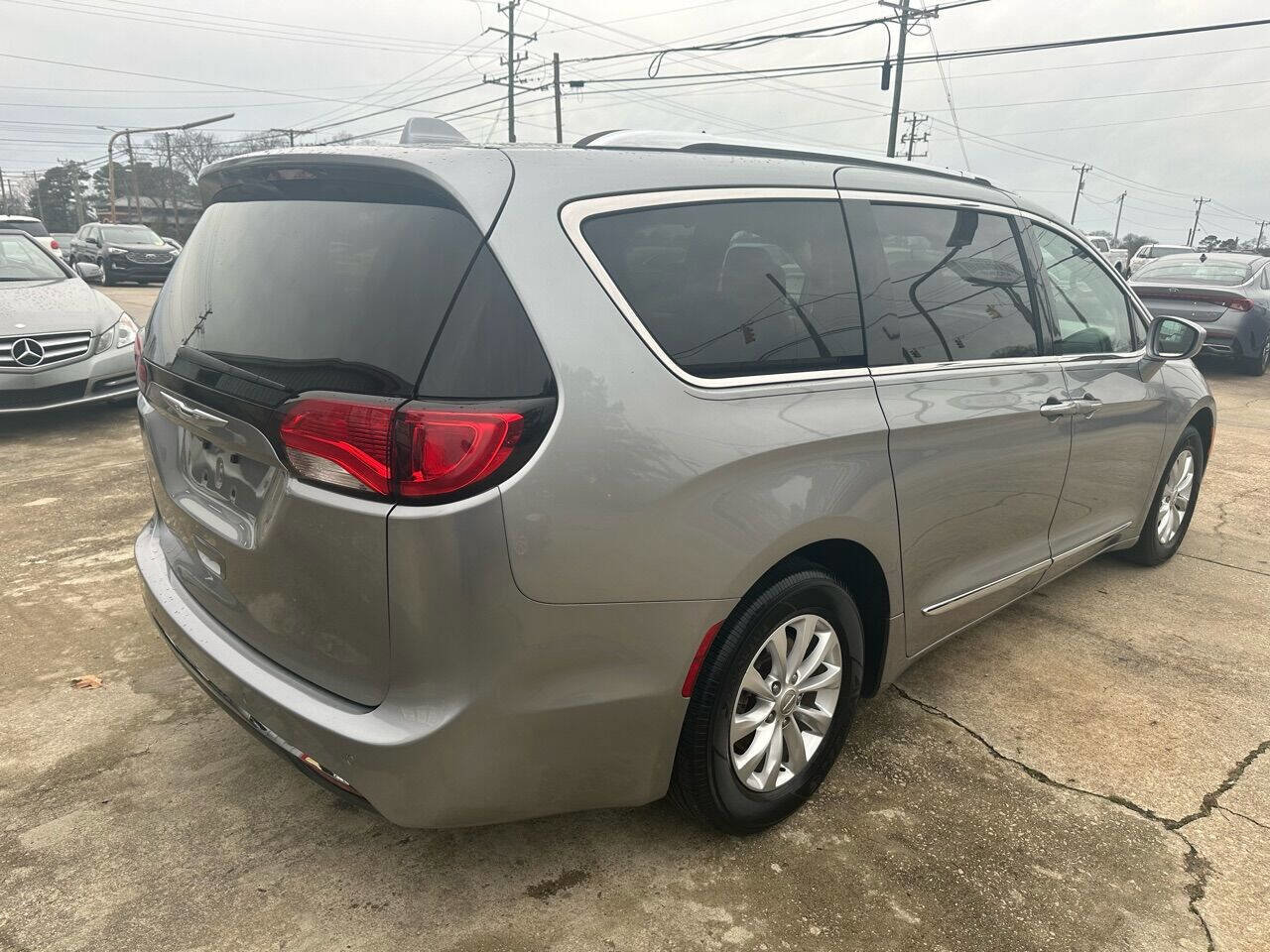 Used 2018 Chrysler Pacifica Touring-L Plus FWD image 5