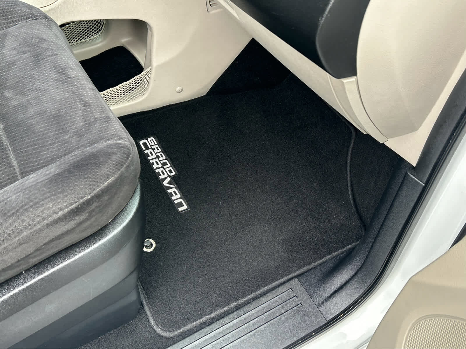 Used 2014 Dodge Grand Caravan SXT w/ UConnect Hands-Free Group image 19