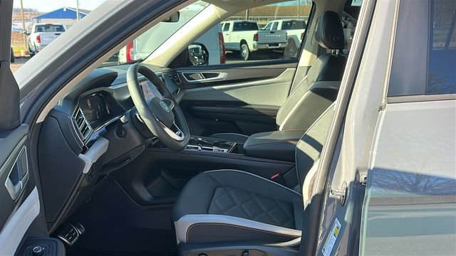 Used 2025 Volkswagen Atlas Peak Edition SE image 9