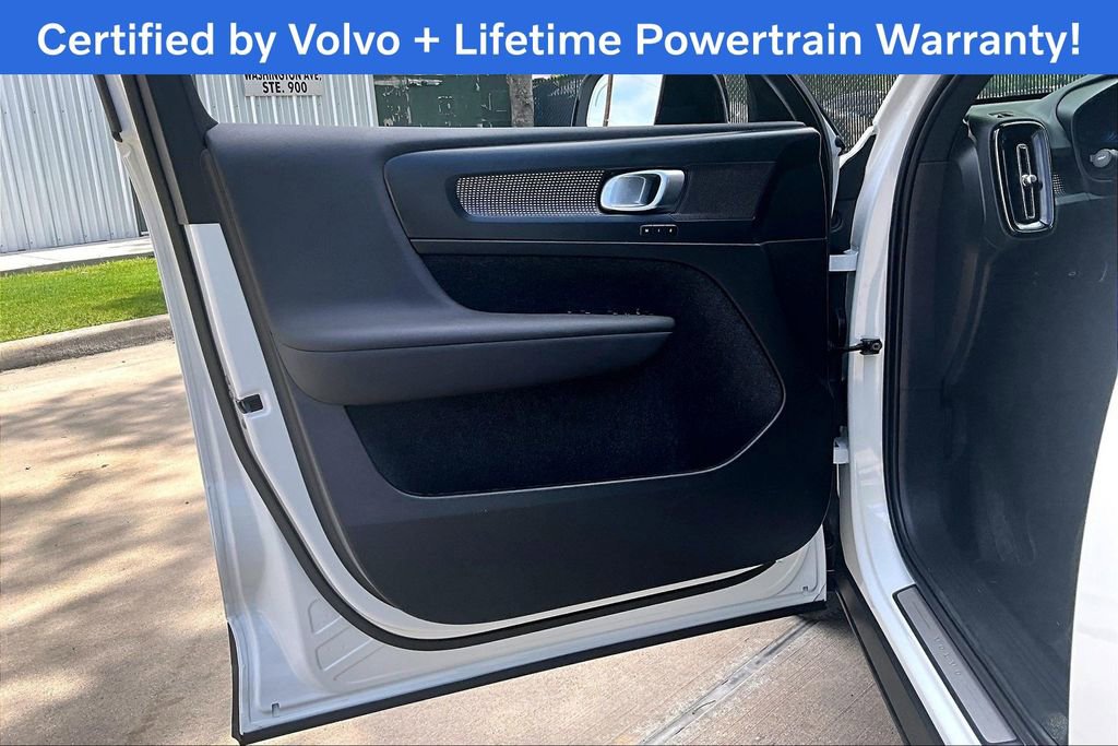 Used 2025 Volvo XC40 B5 Plus AWD/4WD image 24