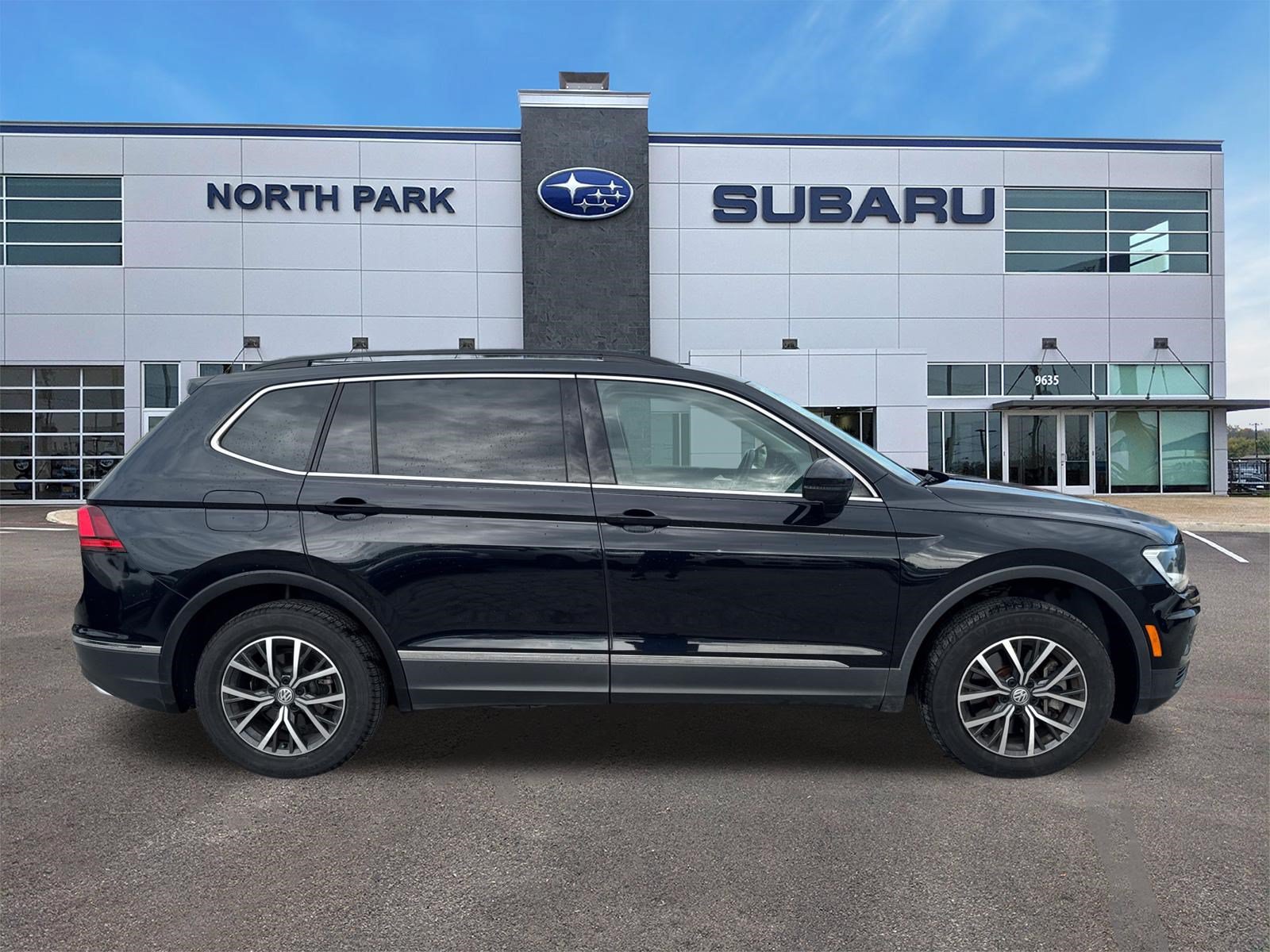 Used 2020 Volkswagen Tiguan SE AWD/4WD image 2