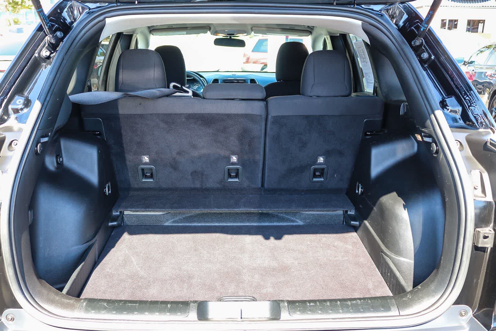Used 2019 Jeep Cherokee Latitude w/ Popular Appearance Group FWD image 24