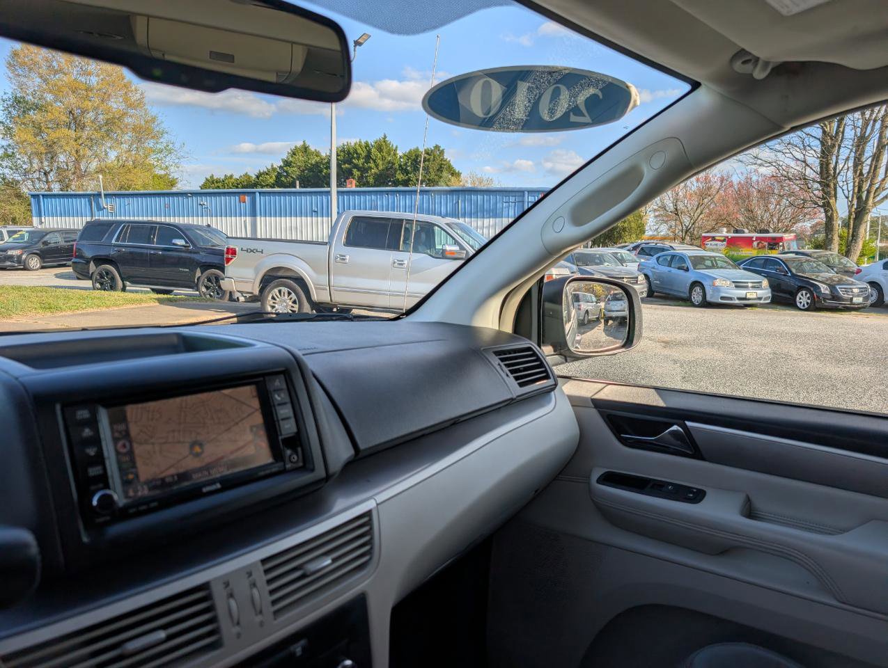 Used 2010 Volkswagen Routan SEL image 25