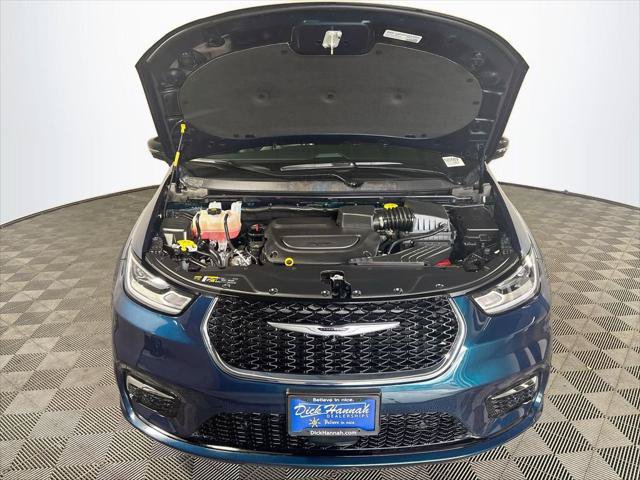 Certified 2025 Chrysler Pacifica Select AWD/4WD image 22