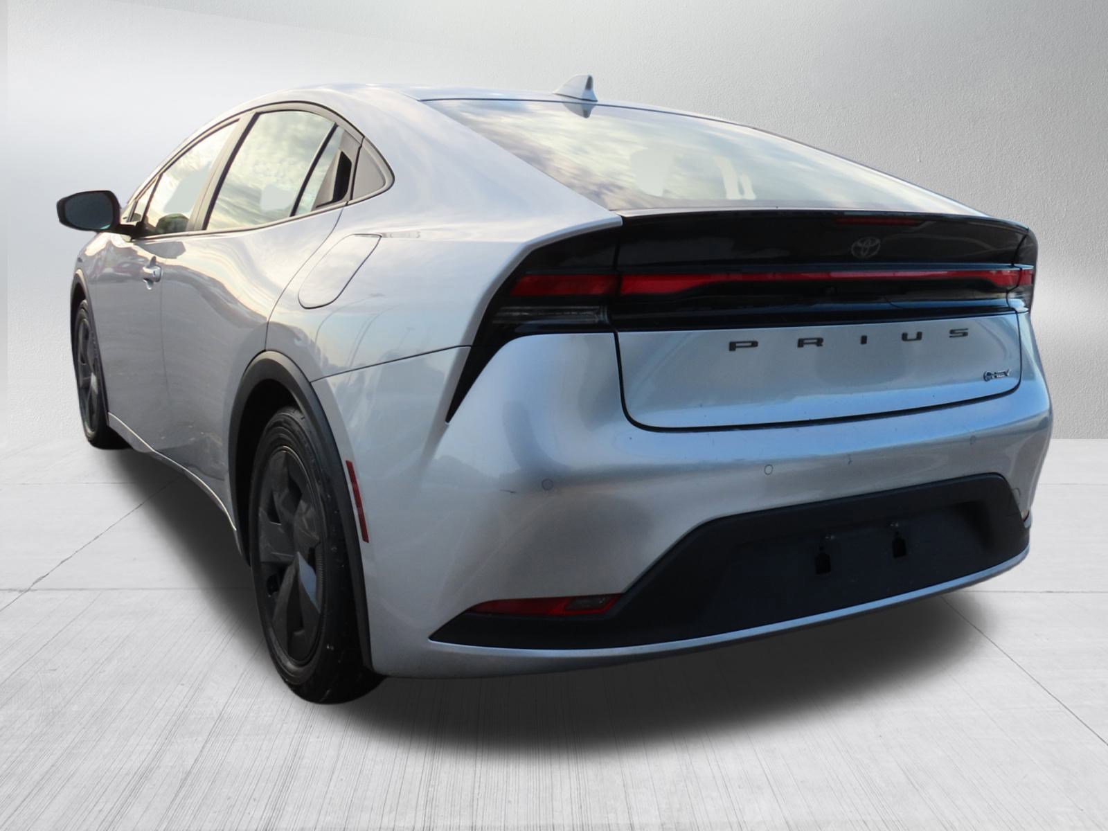 Used 2024 Toyota Prius LE image 5
