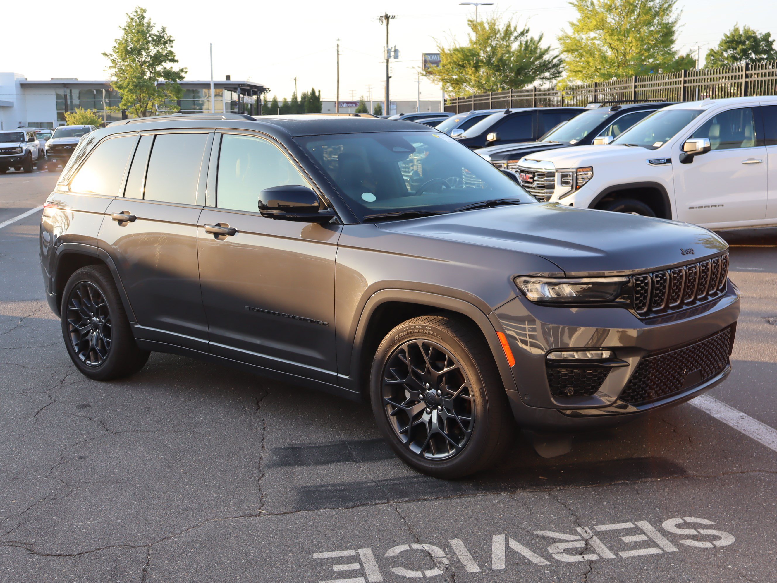 Used 2025 Jeep Grand Cherokee Summit w/ Obsidian Package AWD/4WD image 2