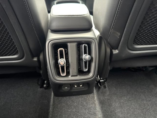 Certified 2025 Volvo XC40 B5 Core AWD/4WD image 17