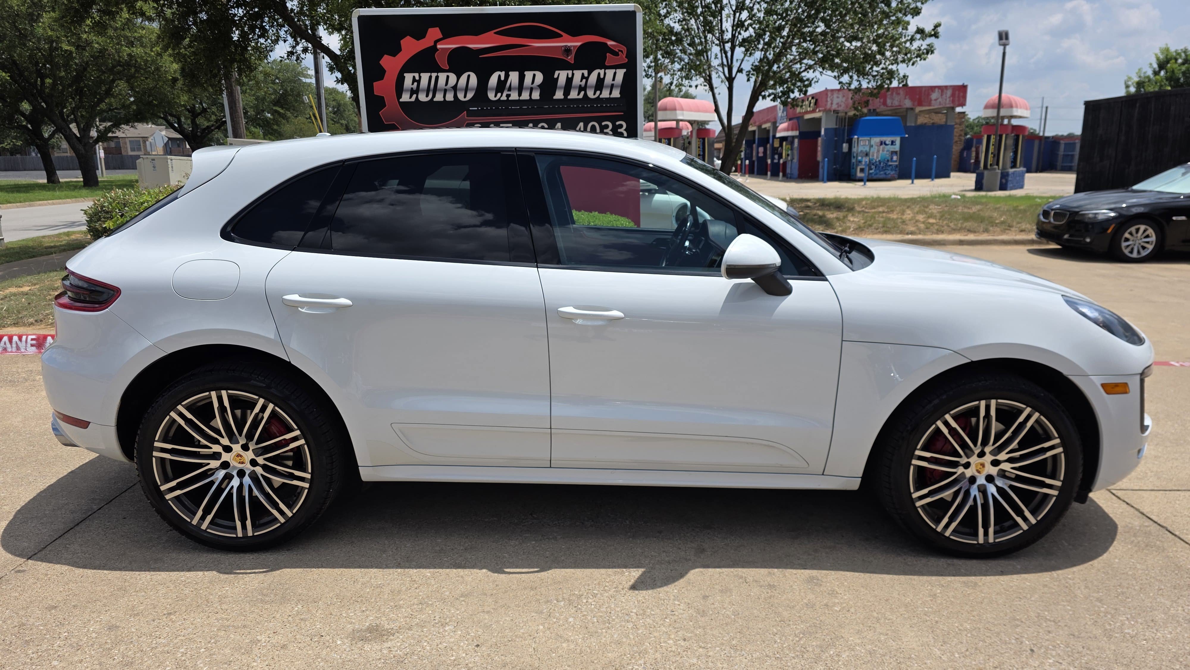 Used 2018 Porsche Macan Turbo AWD/4WD image 31