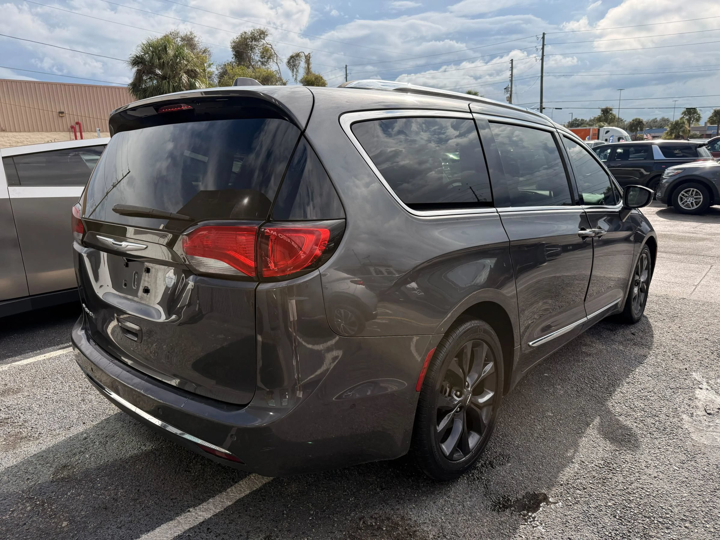Used 2017 Chrysler Pacifica Touring-L Plus w/ Advanced Safetytec Group FWD image 4