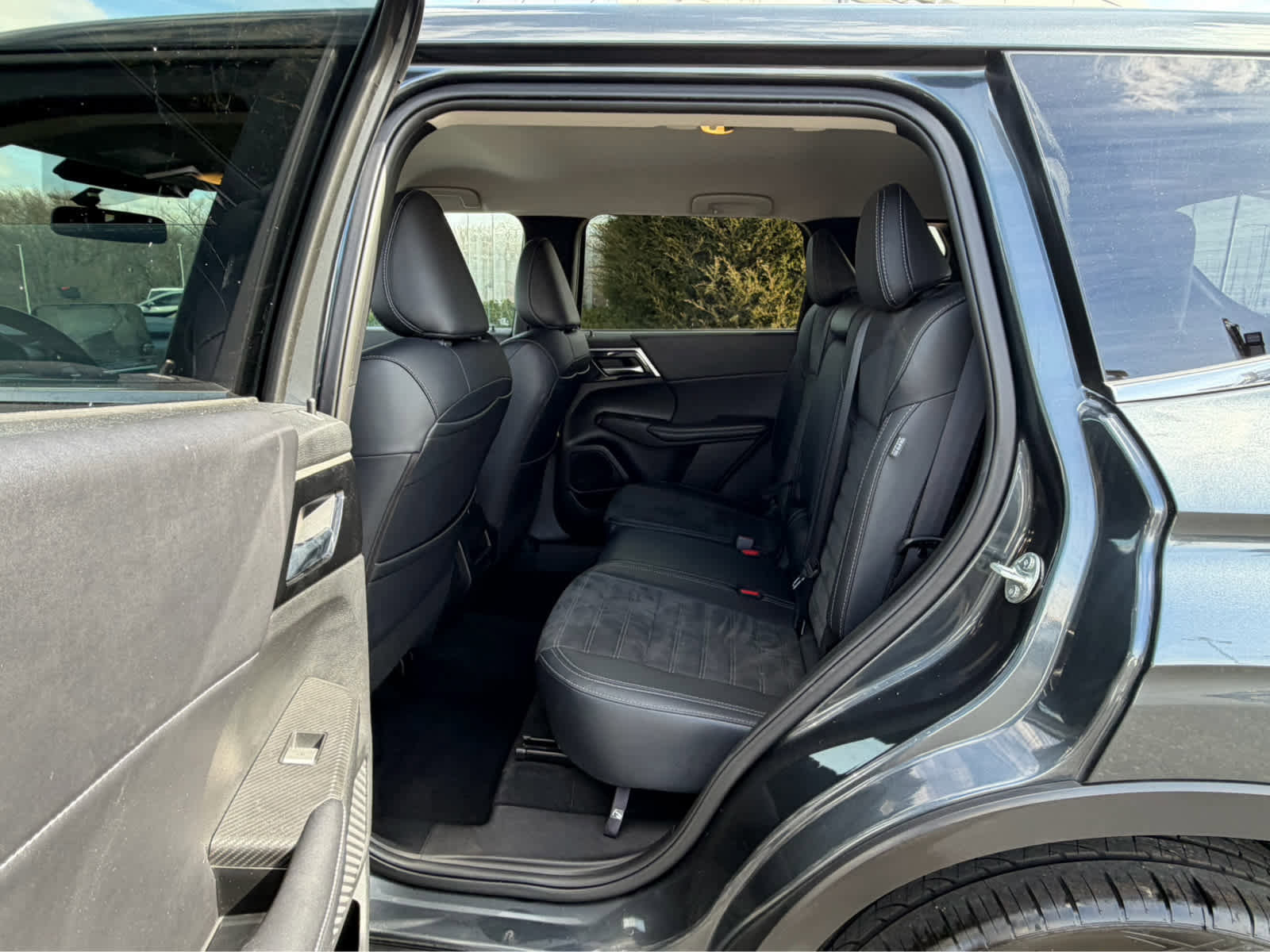 Used 2024 Mitsubishi Outlander SE AWD/4WD image 14