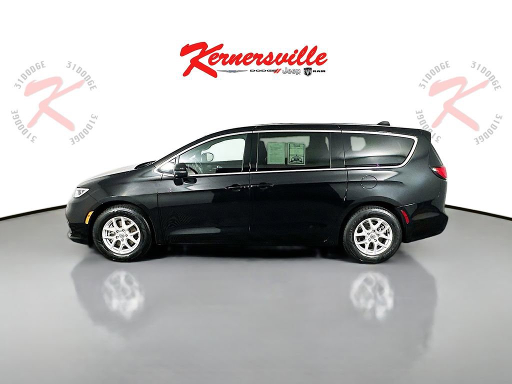 Used 2023 Chrysler Pacifica Touring image 4