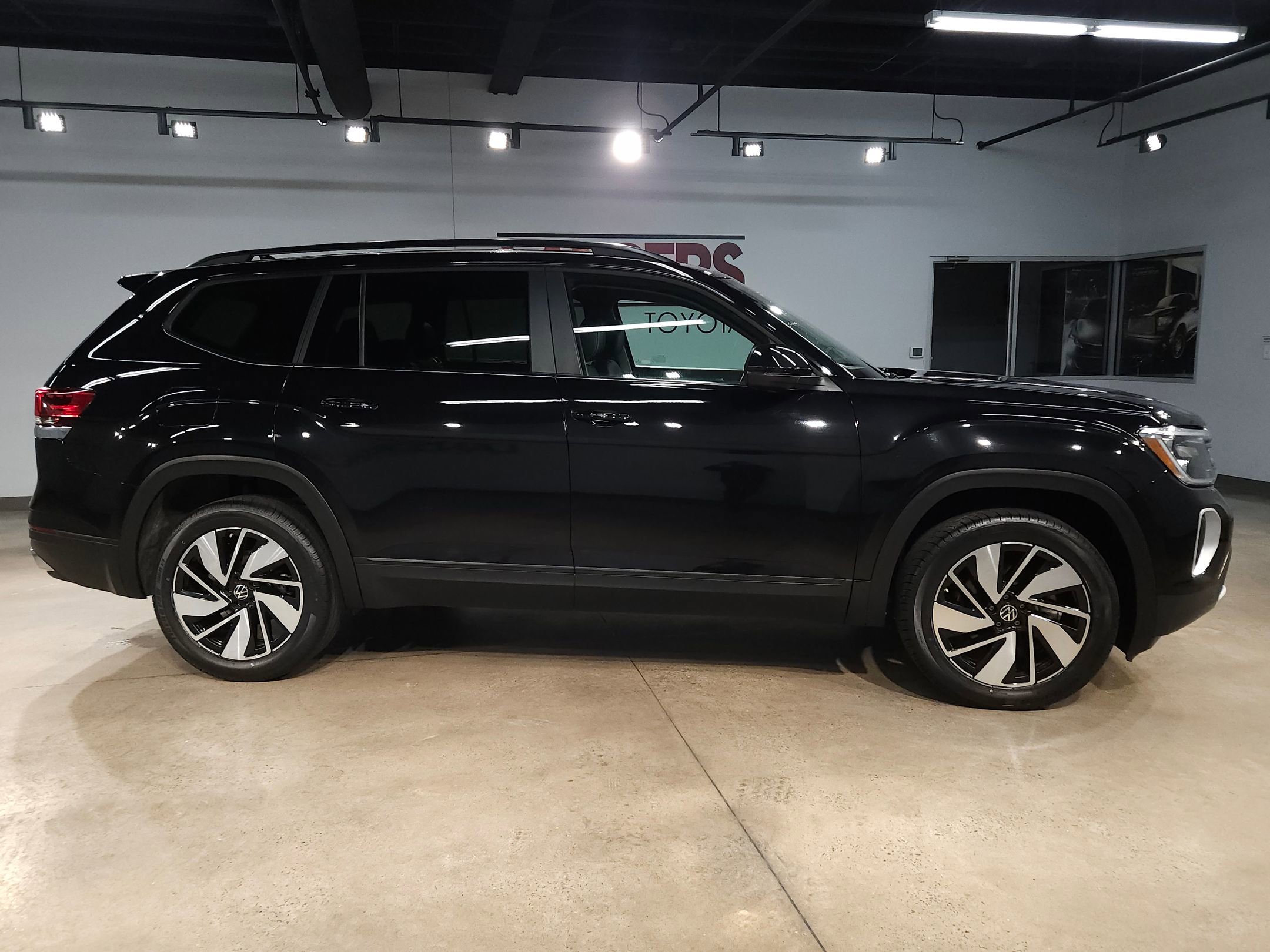 Used 2024 Volkswagen Atlas SE image 8