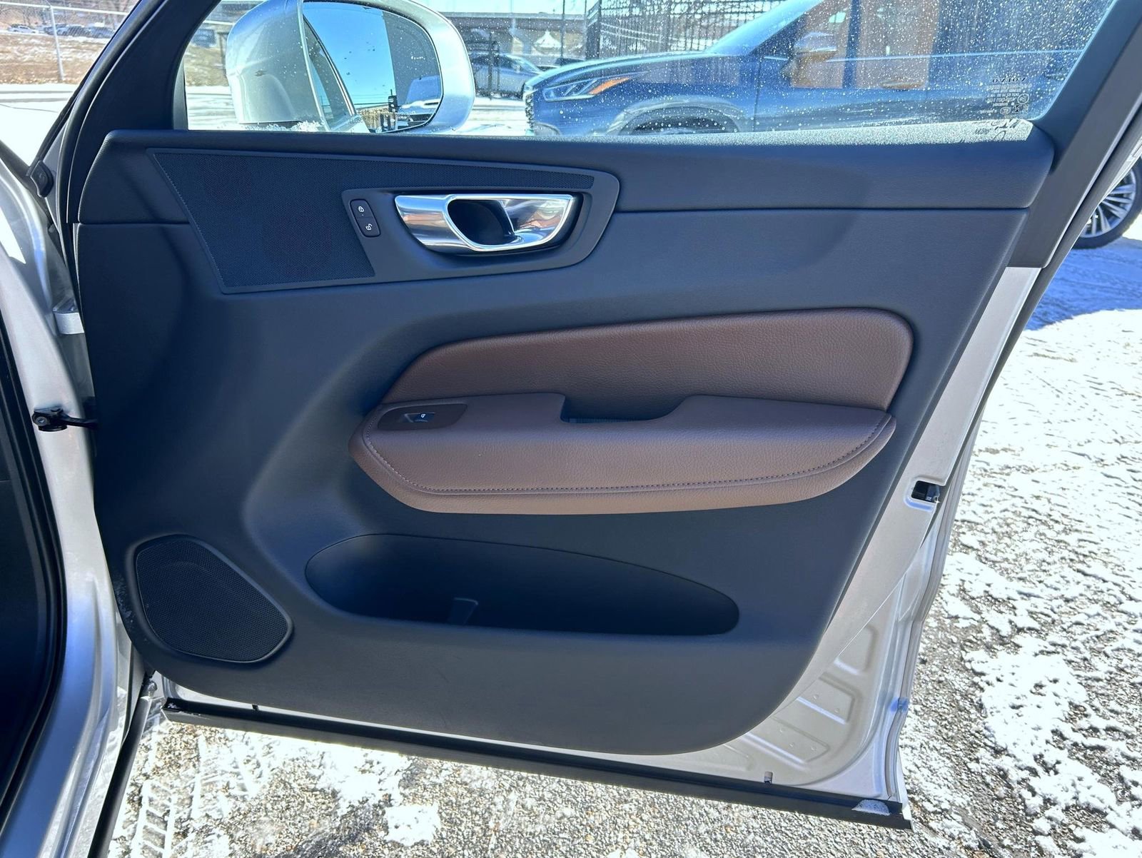 Used 2021 Volvo XC60 T5 Momentum image 15