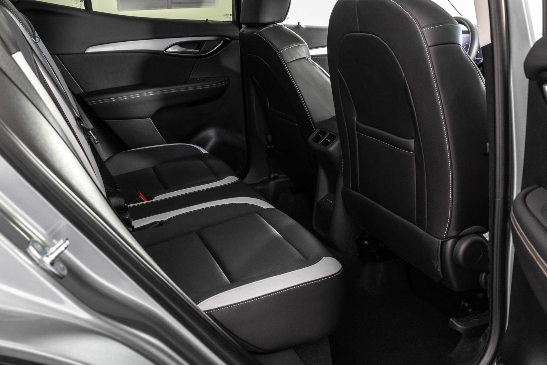 Used 2025 Buick Envision Sport Touring AWD/4WD image 39