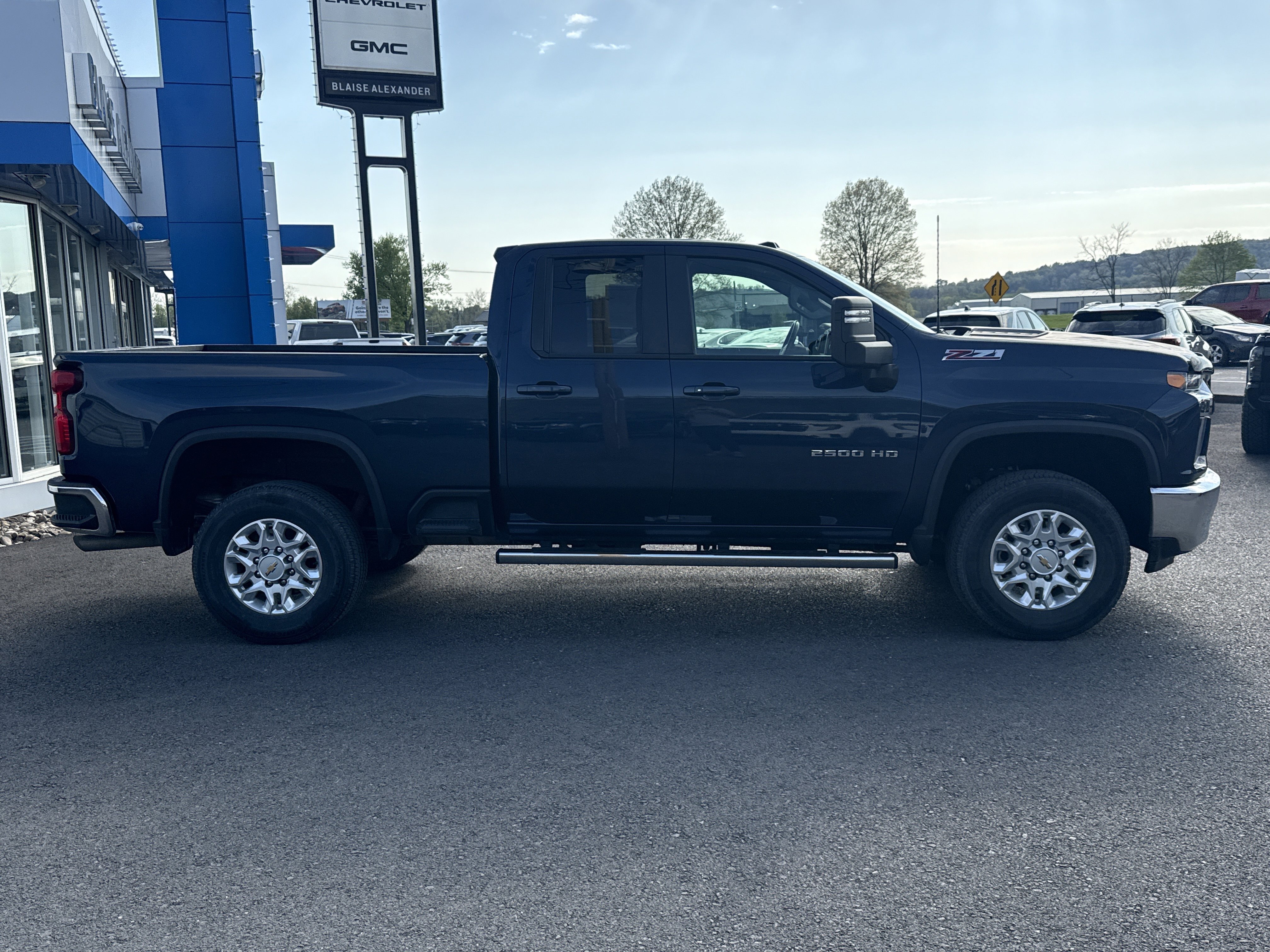Used 2022 Chevrolet Silverado 2500 LT w/ Convenience Package AWD/4WD image 2