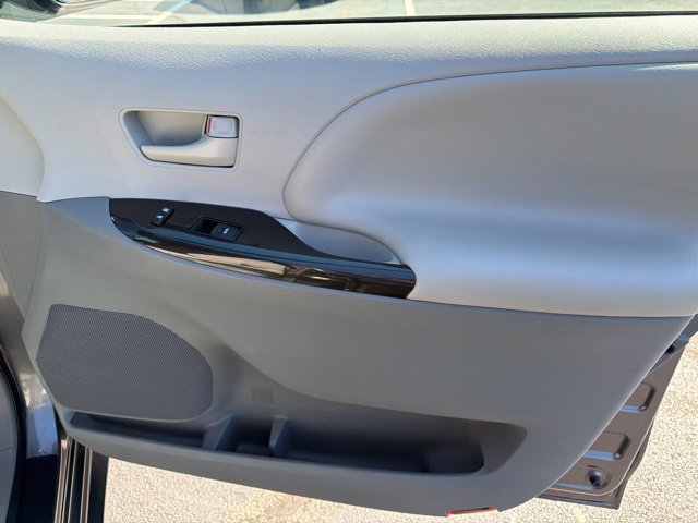 Used 2014 Toyota Sienna LE FWD image 38