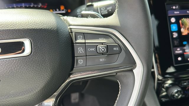 Used 2023 Jeep Grand Cherokee Altitude AWD/4WD image 14