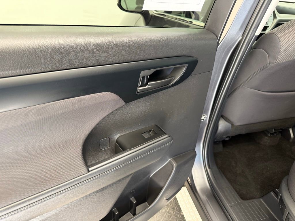 Used 2025 Toyota Highlander LE image 20