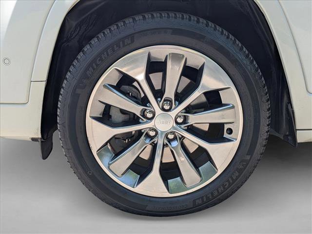Used 2019 Jeep Cherokee Overland w/ Technology Group AWD/4WD image 23