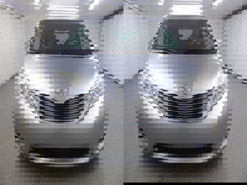 Used 2013 Toyota Sienna XLE image 2