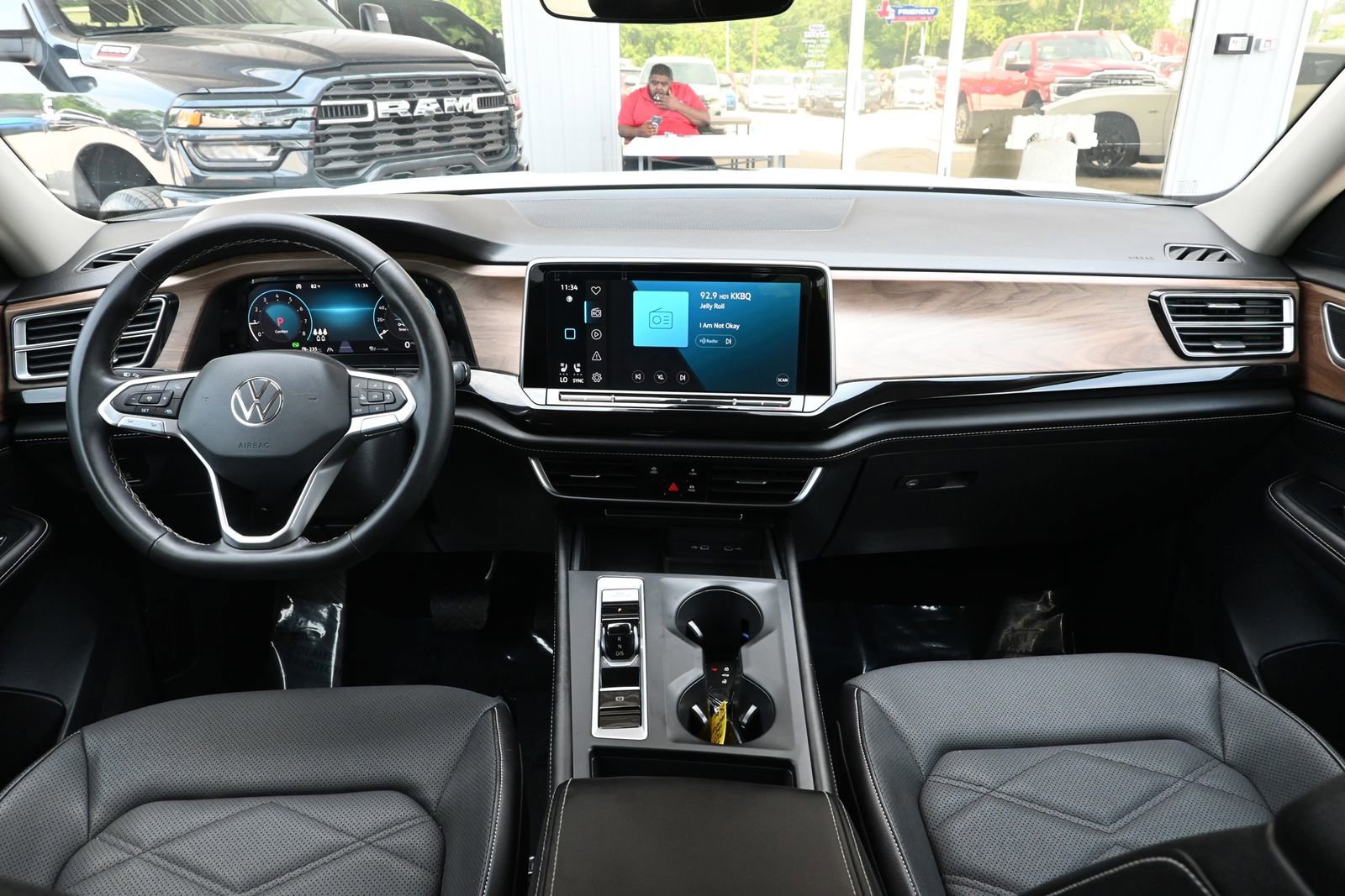 Used 2024 Volkswagen Atlas SE AWD/4WD image 24