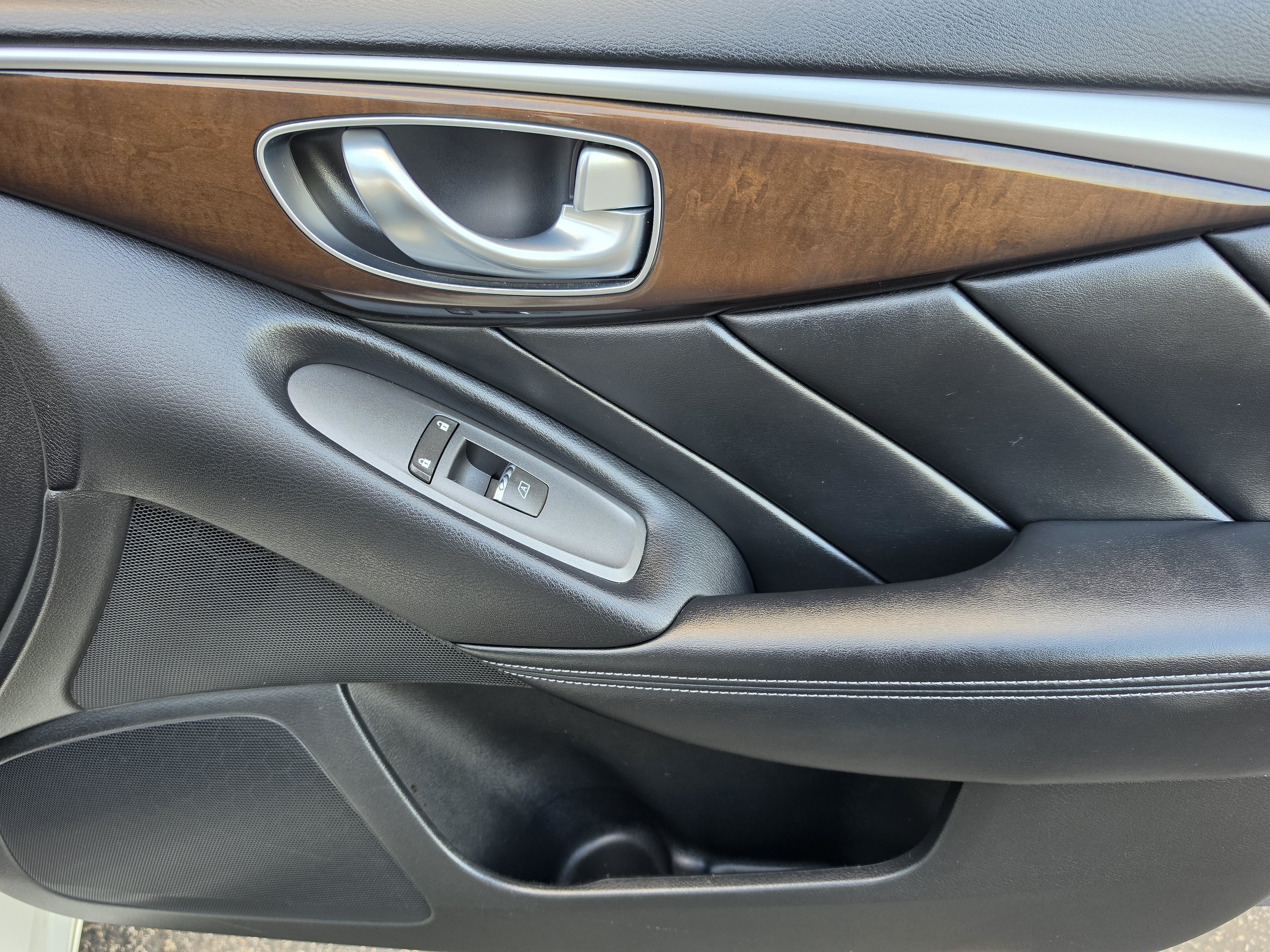 Used 2014 INFINITI Q50 Hybrid w/ Deluxe Technology Package RWD image 12