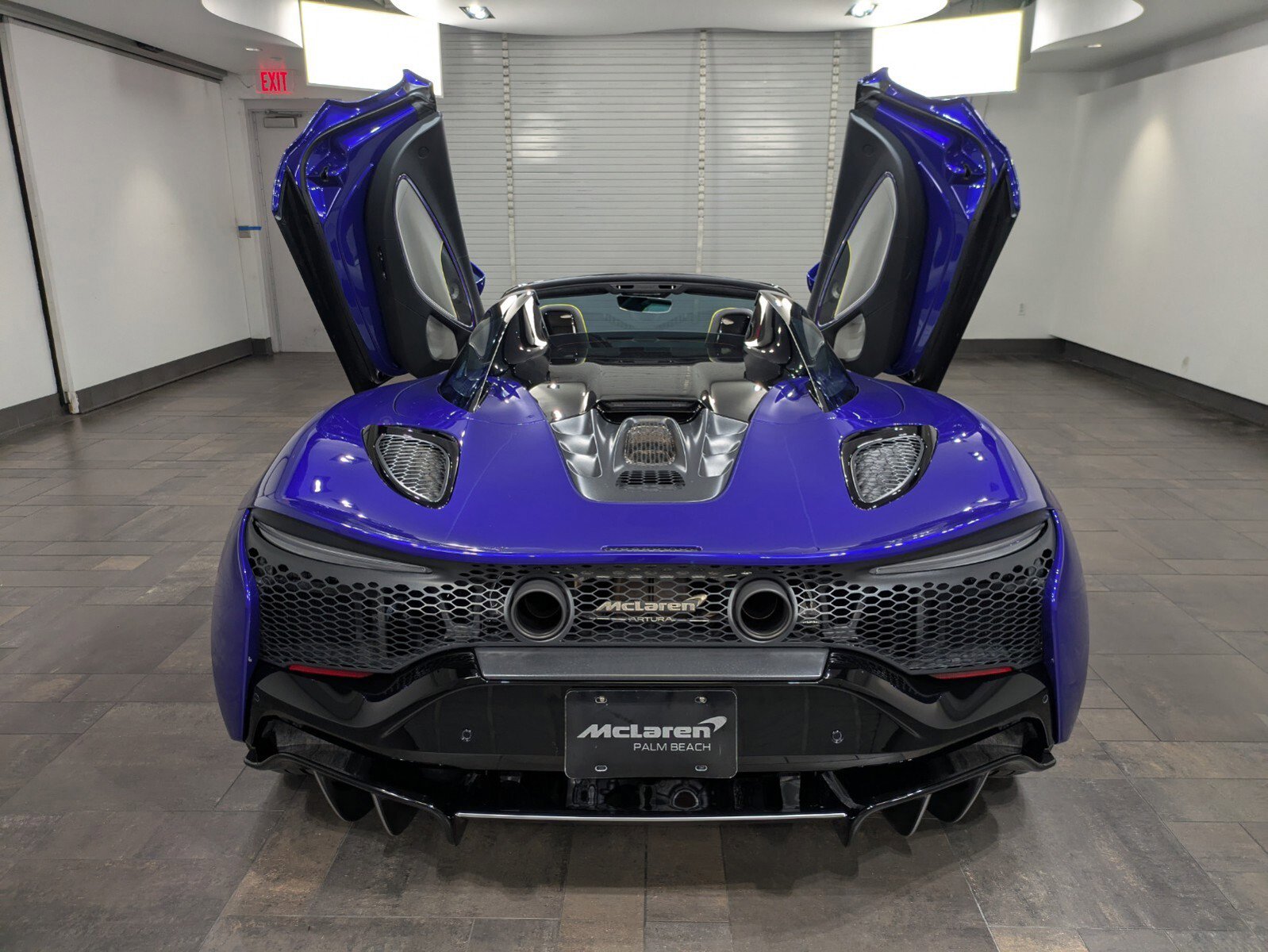 Used 2025 McLaren Artura Spider image 28