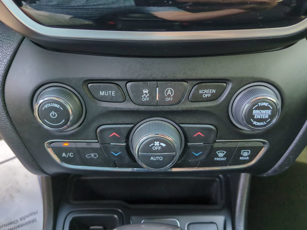 Used 2020 Jeep Cherokee Limited FWD image 31
